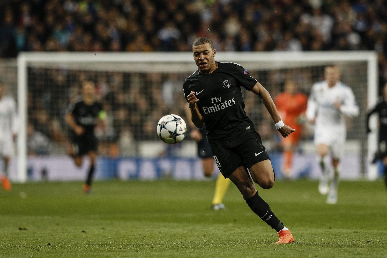 勇士主场力克雄鹿，库里砍下31分全队表现亮眼