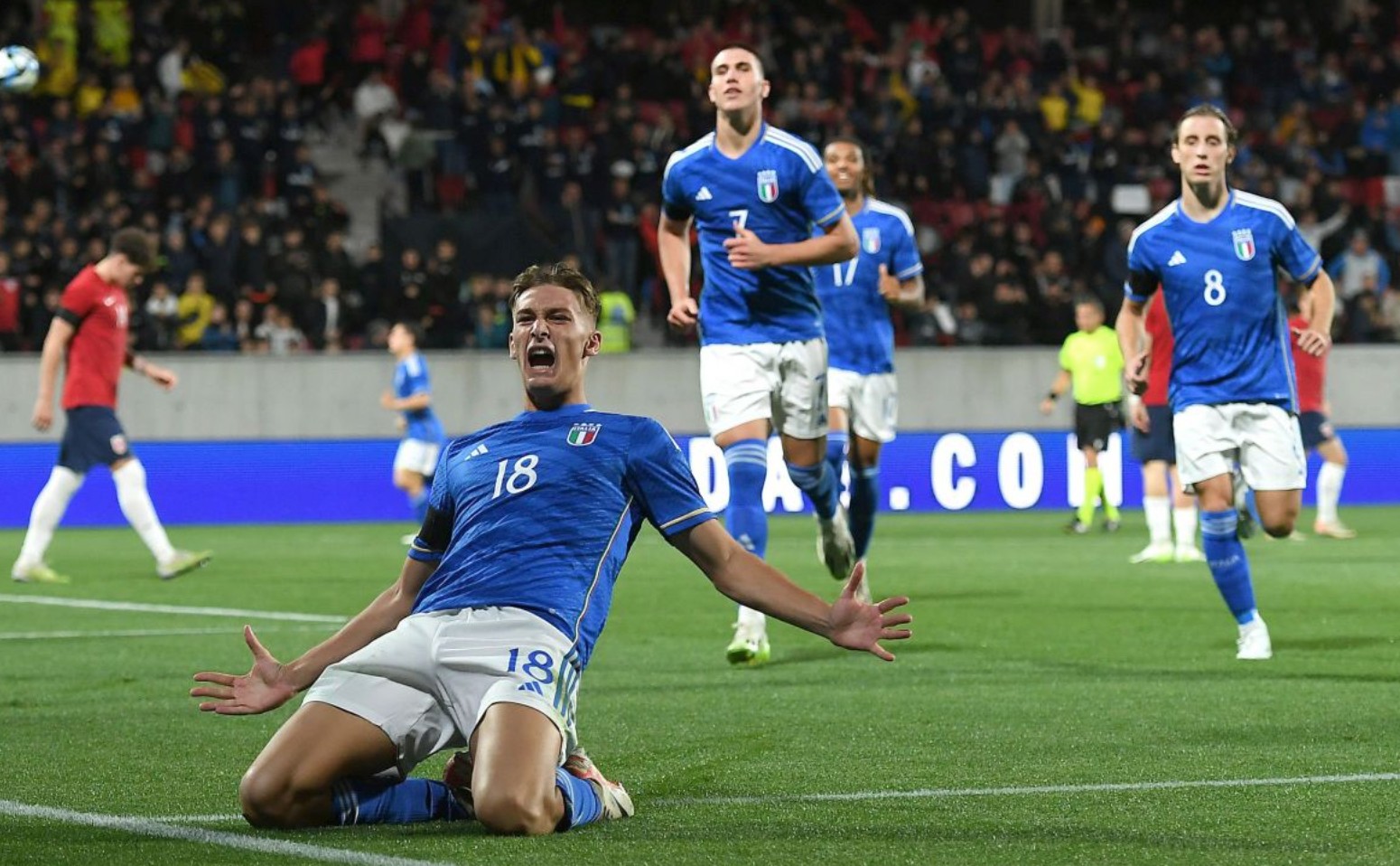 对阵同曦踩场！全员呐喊“家人”，邱彪直指刚冒头，强调团队篮球